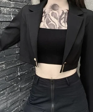 Modischer schwarzer Blazer und Tattoo-Design.