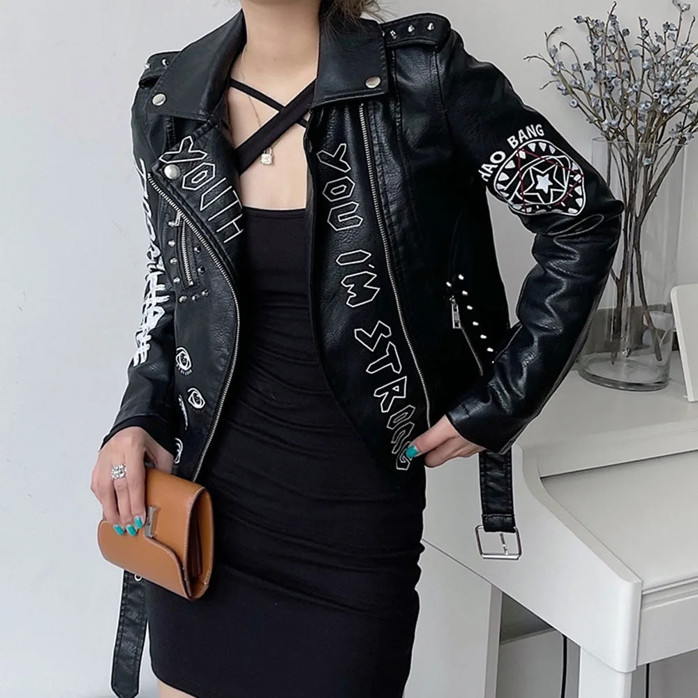 Stylisches Outfit mit schwarzer Lederjacke und Kleid