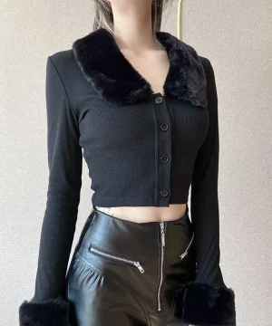 Stylisches schwarzes Outfit mit Kunstpelz-Details