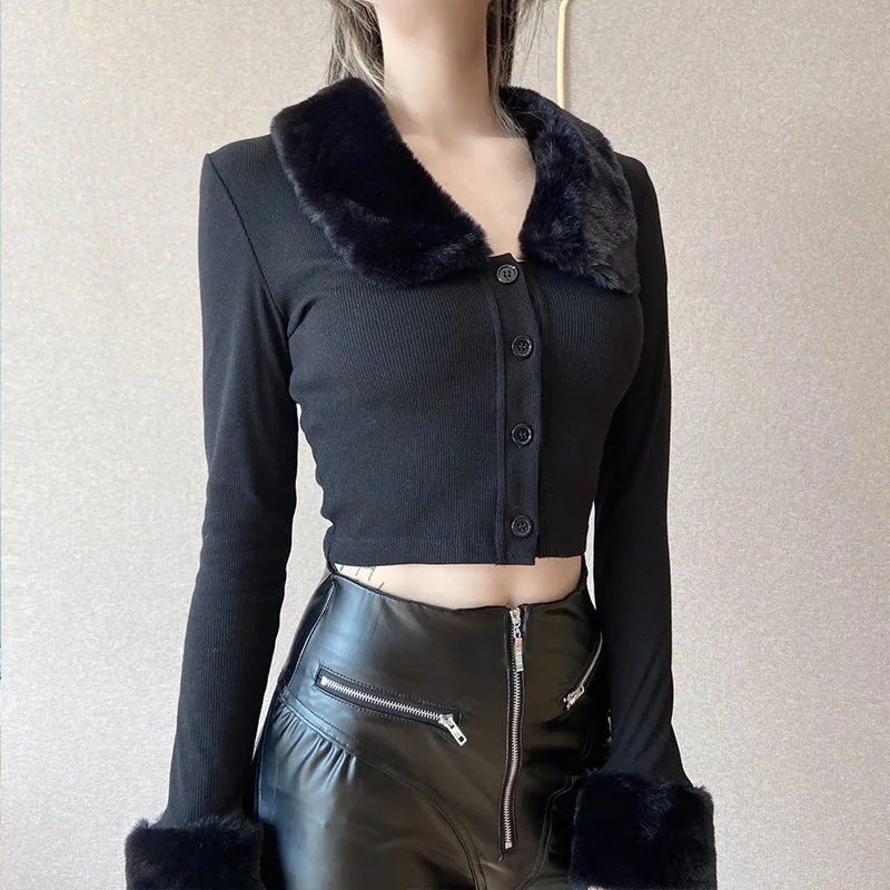 Stylisches schwarzes Outfit mit Kunstpelz-Details