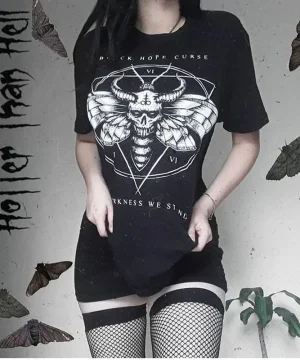 Gothic T-Shirt: Dunkle Eleganz