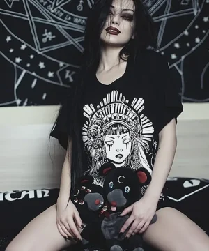 Gothic-T-Shirt und Kuscheltier im mystischen Design