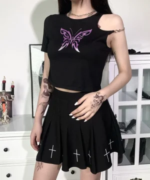 Gothic-Outfit mit Schmetterling und Kreuz