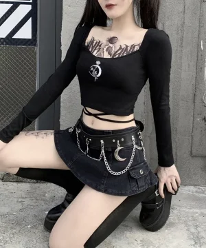 Dunkler Streetwear-Style mit Ketten und Mondmotiv