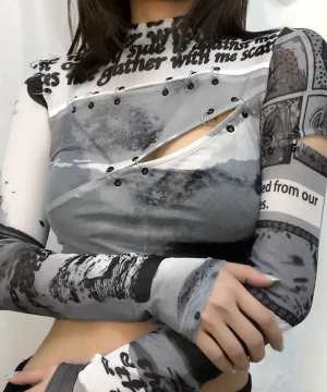 Bedrucktes Top mit Sicherheitsnadeln und Cut-Outs