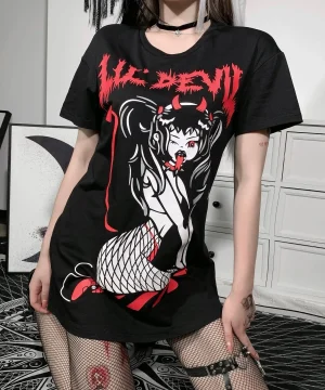 Punk-T-Shirt für Frauen, rebellischer Stil.