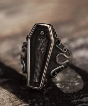 Ring mit Sargoptik und Vampir-Design