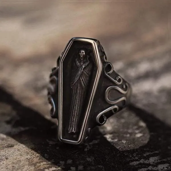 Ring mit Sargoptik und Vampir-Design