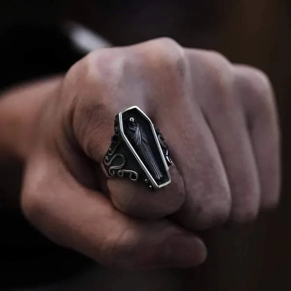 Silberring mit gotischem Vampirsarg-Design