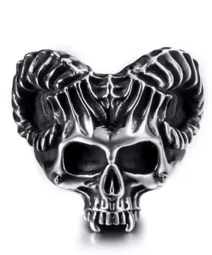 Gothic-Ring mit Hornmotiv