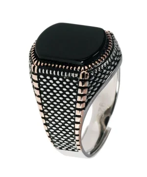 Gotischer Retro-Ring aus Metall