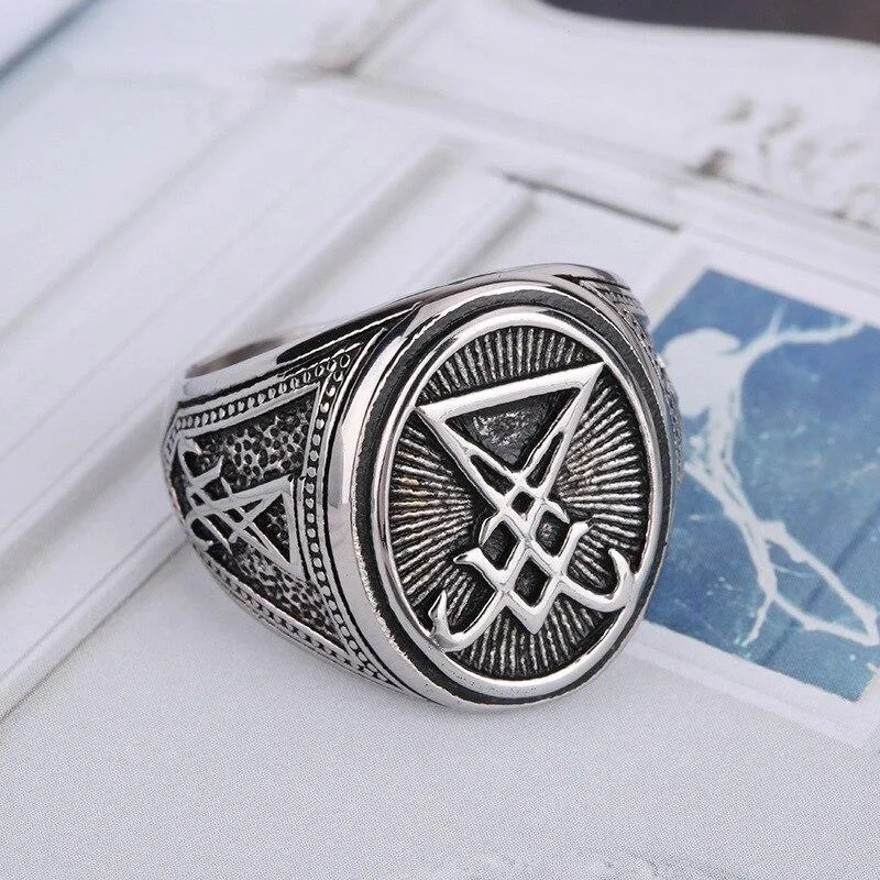 Gothic-Ring mit Teufelssymbol