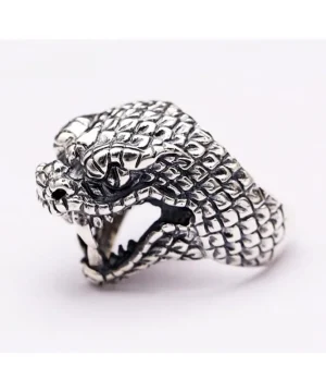 Schwarzer Ring mit Kobra-Design