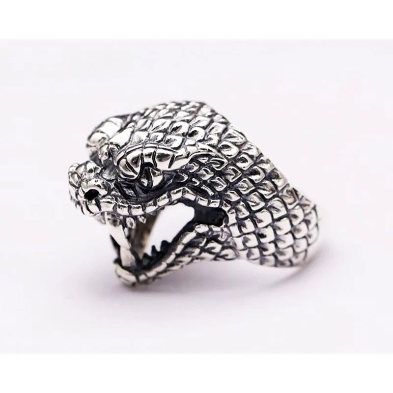 Schwarzer Ring mit Kobra-Design