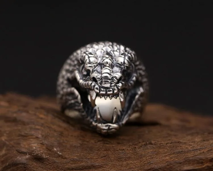 Gotischer Ring mit Cobra-Design aus Metall