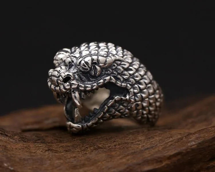 Ring mit Schlangen-Design