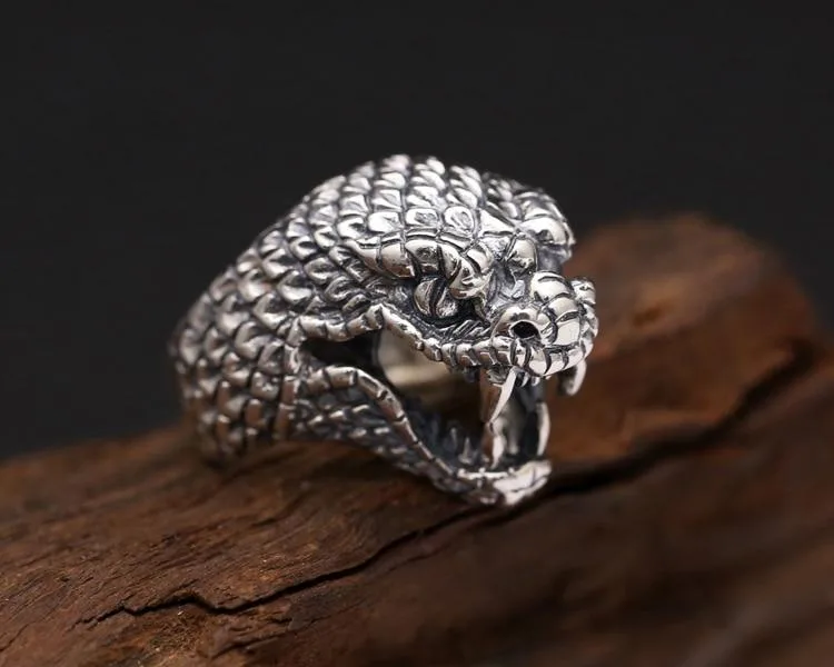 Gotischer Ring mit Kobra-Motiv