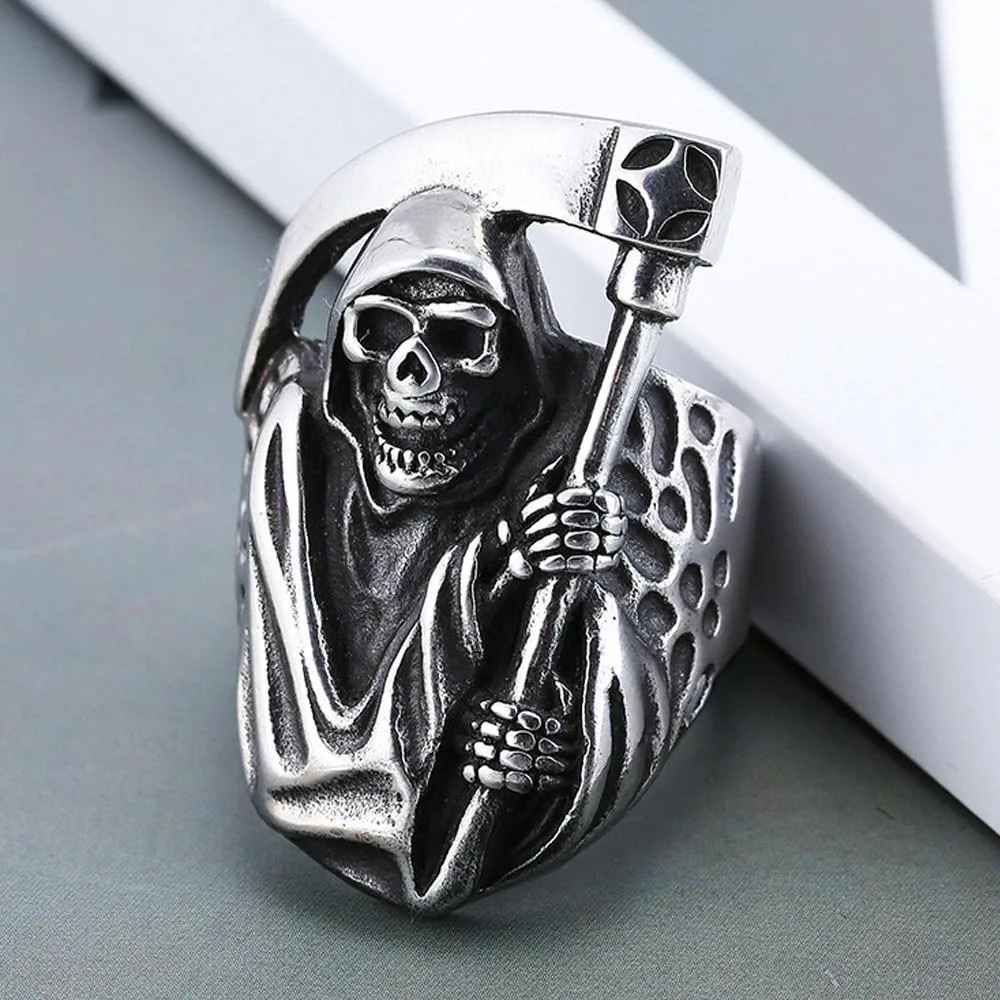 Totenkopf-Ring im gotischen Stil