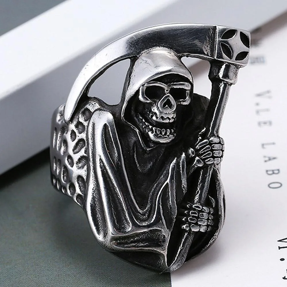 Totenkopf-Ring im gotischen Stil