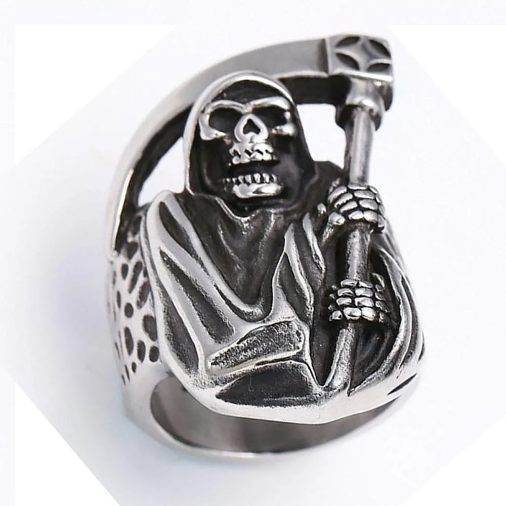 Totenkopf-Ring aus Metall im gotischen Stil
