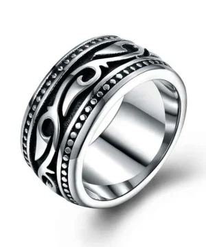 Ring im gotischen Stil aus MatauHei-Stahl