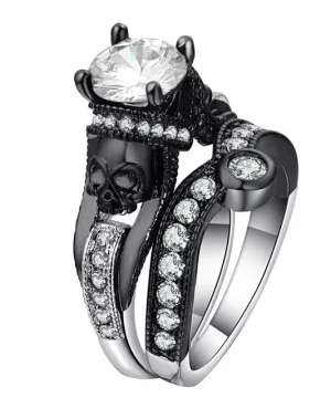 Totenkopfring aus Silber mit Diamant