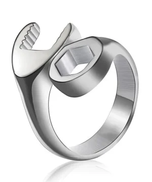 Gotischer Silberring mit detailliertem Design