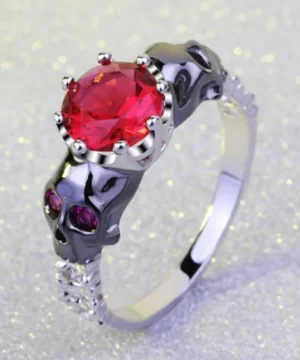 Gothic-Ring aus Silber mit rotem Rubin