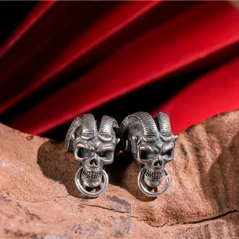 Gothic Ohrring Gehörnter Totenkopf – Bild 2