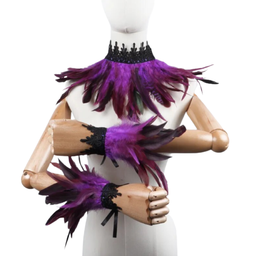 Lila Federkragen und Manschetten auf Schaufensterpuppe