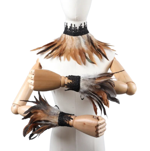 Puppenfigur mit Federhalsband und Armstulpen