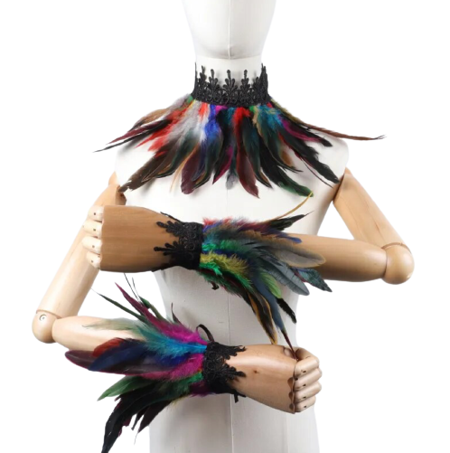 Bunte Federaccessoires auf einer Schaufensterpuppe