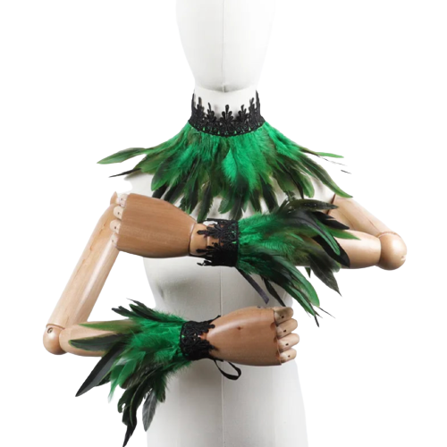 Puppenfigur mit grünem Federkragen und Armstulpen