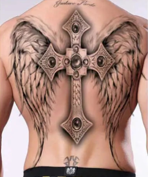 Kunstvolles Kreuz mit Flügeln als Tattoo auf Rücken