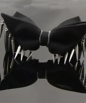 Schwarze Fliege mit Metallnieten und Kette