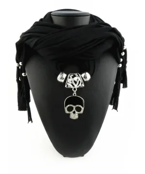 Schwarzer Schal mit Totenkopf-Anhänger