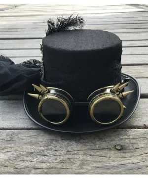 Steampunk-Zylinder mit Goggles auf Holzoberfläche