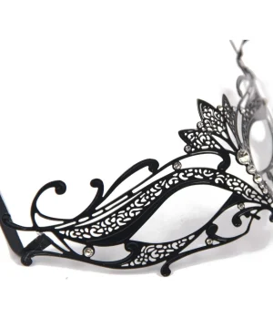 Gesichtsmaske mit floralen Mustern