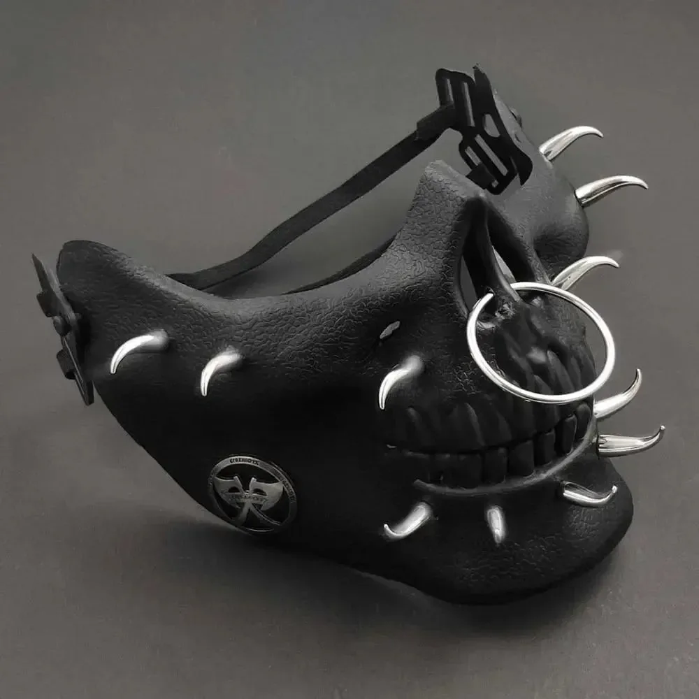 Düstere Maske mit Metallspitzen und Ring.