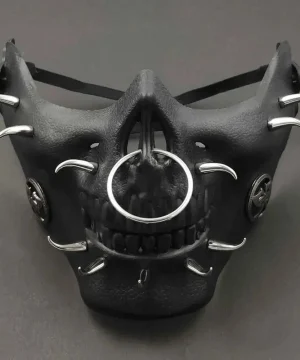 Maske mit Stacheln und Schädel-Design