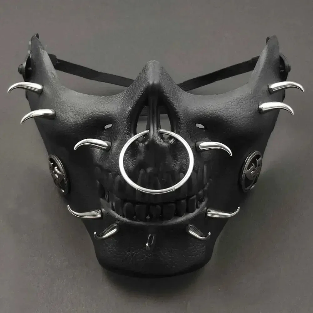 Maske mit Stacheln und Schädel-Design