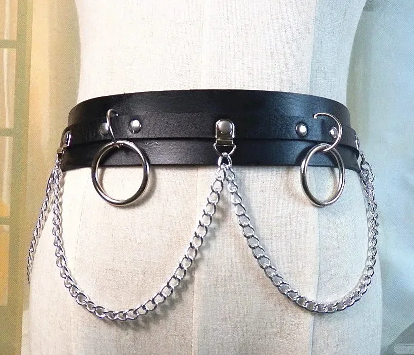 Ledergürtel mit Ketten und Ringen auf Schaufensterpuppe