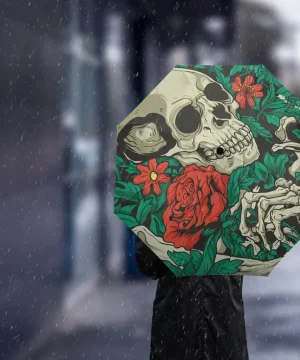 Schädel-Regenschirm im Regen: Farbenfroher Schutz