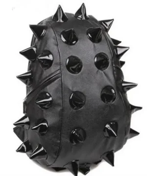 Rucksack mit Nieten im Punk-Stil