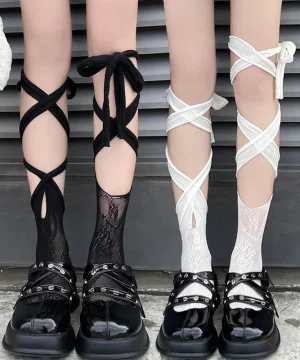 Moderne Spitzensocken im Kontrastdesign