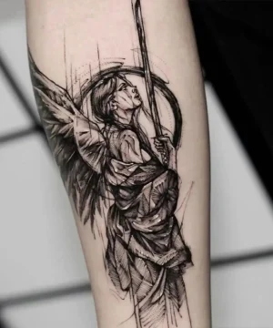 Engel mit Schwert: Kraftvolle Tattoo-Kunst