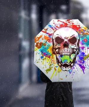 Bunter Totenschädel-Regenschirm im Regen