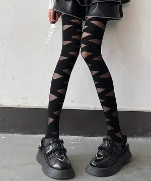 Schwarze Strumpfhose mit geometrischem Muster und Lederrock.