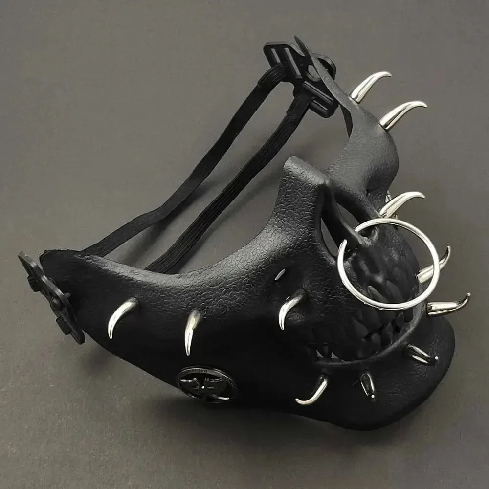 Schwarze Maske mit Metallringen und Stacheln