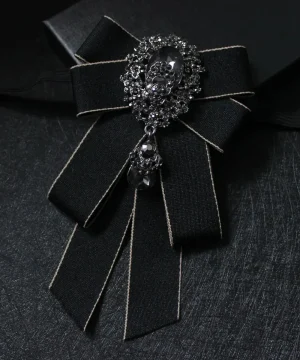 Schwarze Schleife mit elegantem Schmuckverzierung